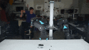 ذراع روبوتية موجَّهة بالذكاء الاصطناعي قد تحقق نجاحاً يذكرنا بالحاسوب آبل 2
