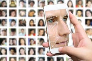 هذا التطبيق يستغل صور مستخدميه في تطوير تقنية التعرف على الوجوه لديه