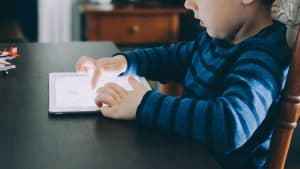 دراسة حديثة: الوقت الذي يقضيه الأطفال أمام الشاشة قد يكون مفيداً لهم