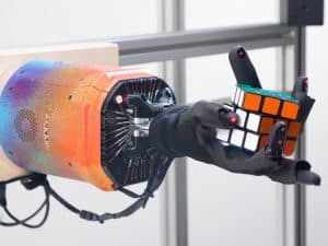يد روبوتية تُعلِّم نفسَها حل مكعب روبيك بعد أن صممت نظام التدريب الخاص بها