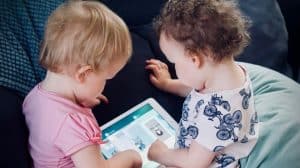 دراستان تلقيان اللوم على الأمهات فيما يتعلق بوقت تعرّض الأطفال للشاشة