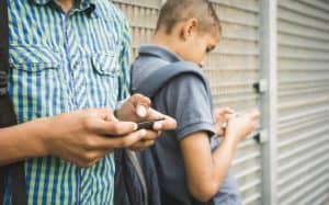 دراسات جديدة تستبعد كونَ الهواتف الذكية سبباً لاكتئاب الأطفال