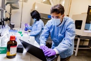 أمازون تبني مختبرها الخاص لفحص إصابة موظفيها بفيروس كورونا