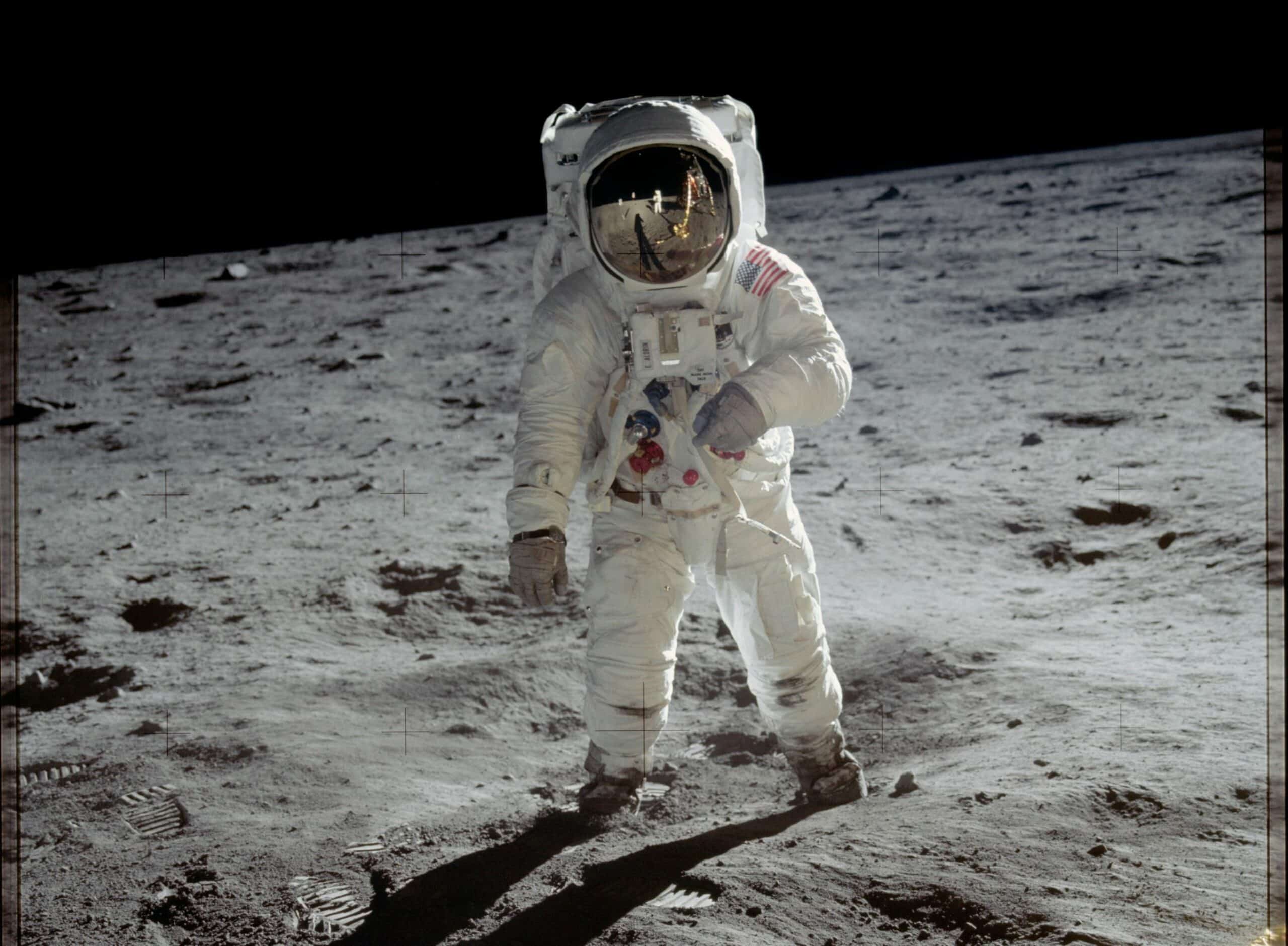 زيميو بدلة فضائية مناسبة للعمل على القمر