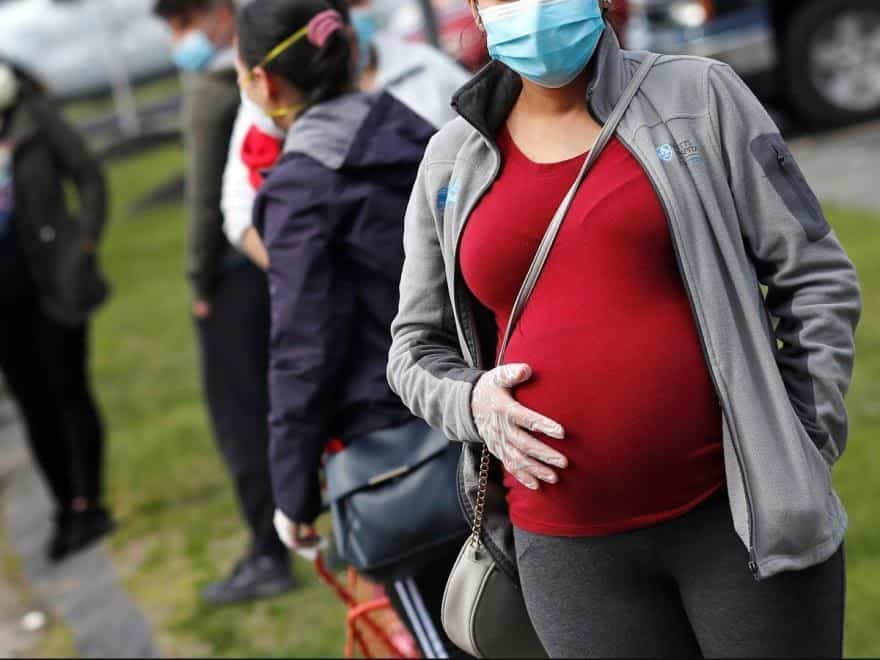 امرأة حامل تلتزم بالإجراءات الوقائية ضد كورونا