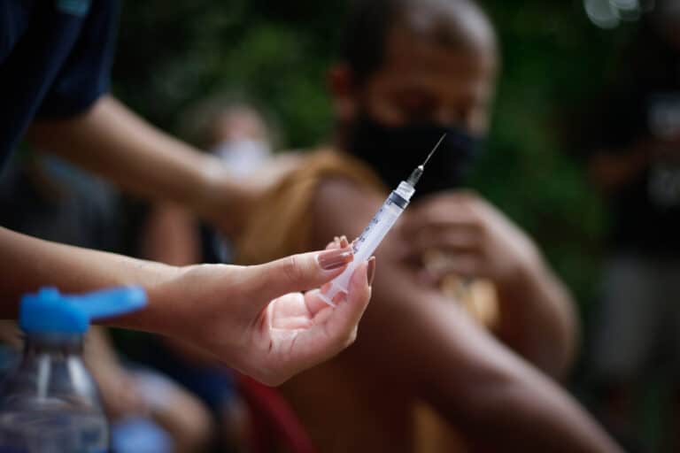 فشل إيصال اللقاحات لكافة أنحاء العالم