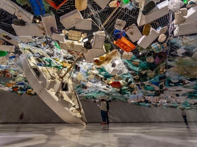 معرض يصور النفايات البلاستيكية في المحيطات