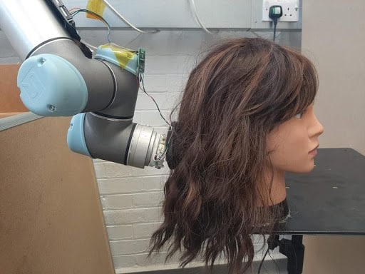 ذراع روبوتية لتسريح الشعر