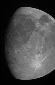 أول صورة قريبة لقمر المشتري (جانيميد) منذ أكثر من 20 عاماً