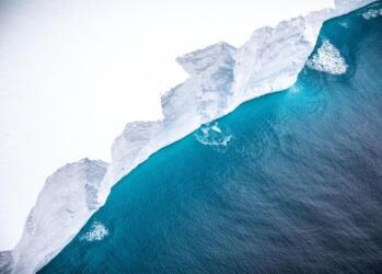 أكبر جبل جليدي في العالم في طريقه للتفكك
