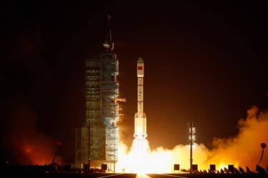 إطلاق صاروخ لونج مارش 2 إف، وهو مشابه للصاروخ الذي حمل المركبة الفضائية الصالحة للاستخدام المتكرر إلى المدار في 4 سبتمبر. مصدر الصورة: لينتاو زانج عبر صور جيتي
