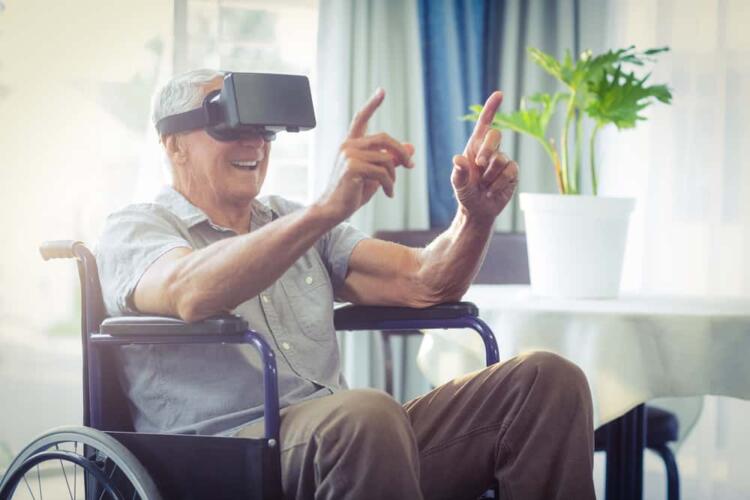 شركات ناشئة تطور تقنيات تساعد كبار السن على العيش بسعادة وصحة