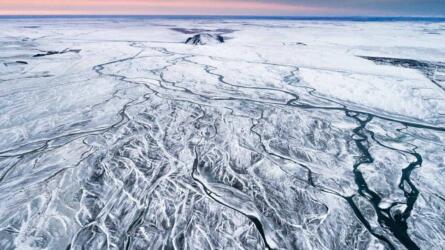 خطوة نحو تنبؤ أفضل بالطقس: التعلم العميق يتنبأ بكيفية تشكل بلورات الجليد في الغلاف الجوي