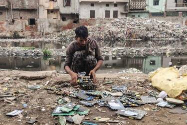 عش يوماً كاملاً من حياة العاملين الهنود في نبش النفايات الإلكترونية