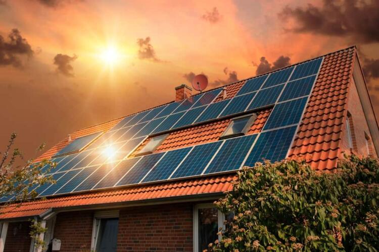 كيف تختار الألواح الشمسية الأفضل لمنزلك؟