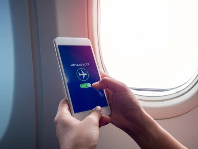 لماذا يجب تفعيل وضع الطيران على الهواتف المحمولة خلال الرحلات الجوية؟