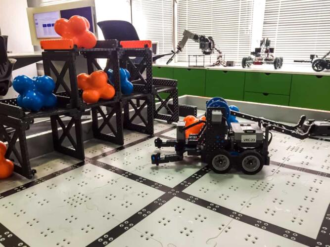 تعرّف إلى ميزات روبوت فيكس المصمم لتعليم البرمجة للأطفال والبالغين