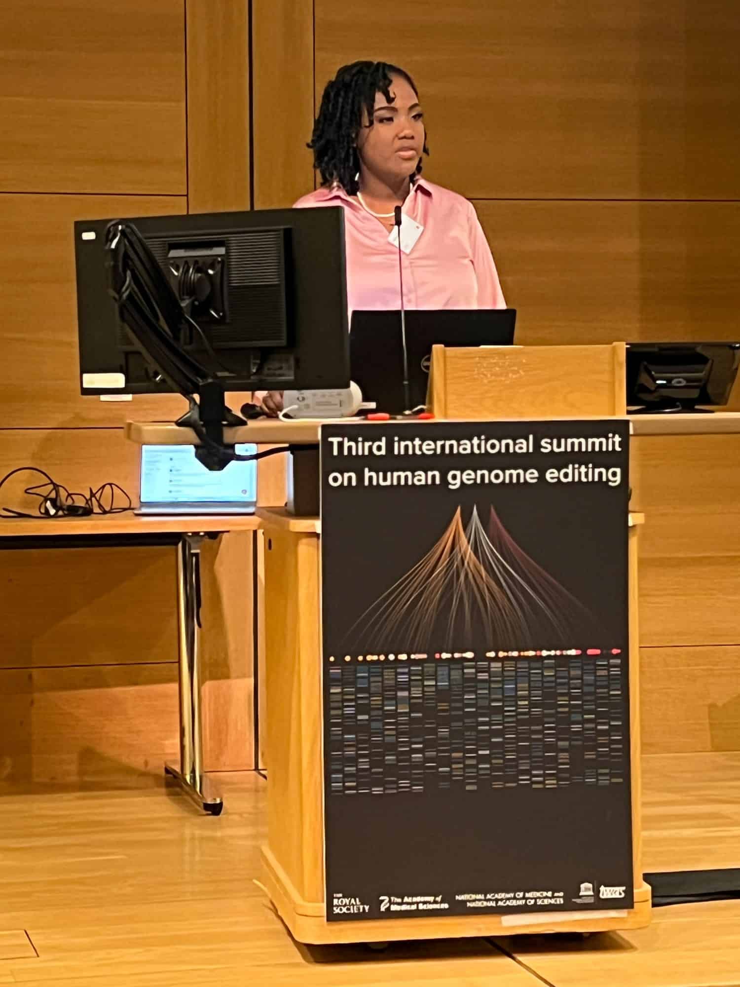 فيكتوريا غراي تتحدث على منصة القمة الدولية الثالثة لتعديل الجينوم البشري في 2023