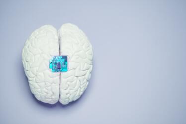 زرعة دماغية مدعومة بالذكاء الاصطناعي تعيد الحركة والشعور لمريض شلل رباعي
