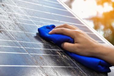 إليك الطريقة الصحيحة لتنظيف ألواح الطاقة الشمسية وزيادة كفاءتها