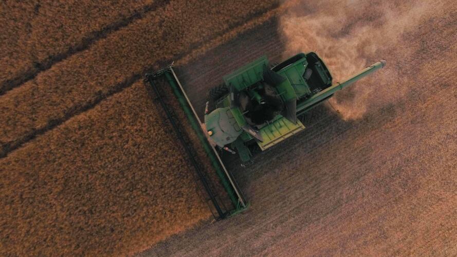حصاد التكنولوجيا اليوم: جهاز صغير يمكنه مهاجمة هواتف آيفون وغبار يمكن إلقاؤه على المزارع لمكافحة تغيّر المناخ