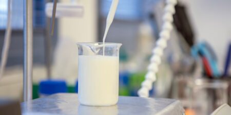 حليب بدون أبقار: اكتشف كيف تقود التكنولوجيا الحيوية هذا التحول الجديد