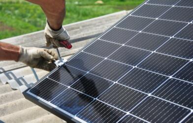 كيف يمكنك إصلاح أعطال منظومة الطاقة الشمسية بنفسك؟ وما هي الحالات التي تتطلب متخصصاً؟